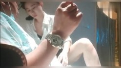 【足疗店勾搭技师美少妇】“你别到处去说”女技师献身客户，直接包房大屁股后入，紧张又刺激 截图5