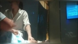 【足疗店勾搭技师美少妇】“你别到处去说”女技师献身客户，直接包房大屁股后入，紧张又刺激 截图8