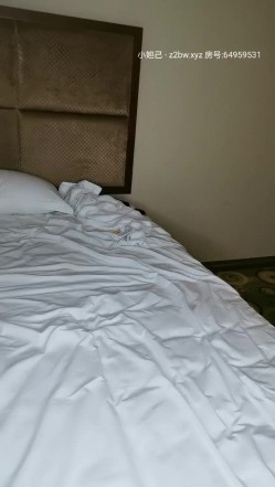 群P盛宴【小桥流骚水】极品美少妇和闺蜜挑战三粉丝小伙群P乱战 超级销魂 超级淫荡 极致诱惑 高清源码录制 截图8