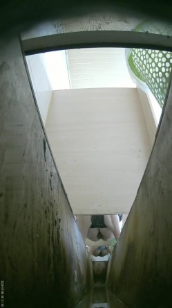 食品厂女厕偷拍 ️7绝顶视角 多逼同框临场感是十足牛仔裤妹子大骚逼侧对镜头 截图7