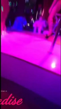 【KTV里那些事4】小姐姐们各种玩暗黑 靓丽公主激情裸舞 卖弄风骚逗老板开心 口交自慰打炮任意玩 有钱人的玩物 截图1