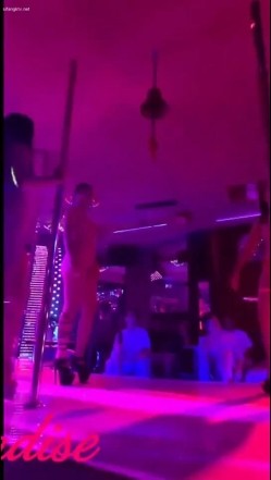 【KTV里那些事4】小姐姐们各种玩暗黑 靓丽公主激情裸舞 卖弄风骚逗老板开心 口交自慰打炮任意玩 有钱人的玩物 截图11