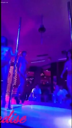 【KTV里那些事4】小姐姐们各种玩暗黑 靓丽公主激情裸舞 卖弄风骚逗老板开心 口交自慰打炮任意玩 有钱人的玩物 截图12