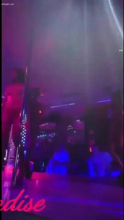 【KTV里那些事4】小姐姐们各种玩暗黑 靓丽公主激情裸舞 卖弄风骚逗老板开心 口交自慰打炮任意玩 有钱人的玩物 截图14