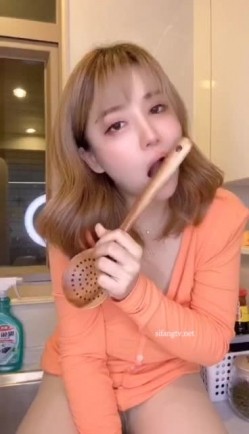 抖音26万粉微胖巨奶女神周大萌被网友认出是老网红k8傲娇萌萌被迫消失86部新版大胆收费自拍流出 截图12
