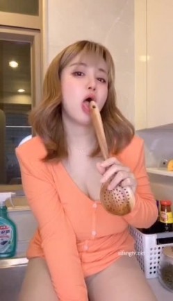 抖音26万粉微胖巨奶女神周大萌被网友认出是老网红k8傲娇萌萌被迫消失86部新版大胆收费自拍流出 截图13