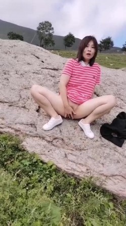 追求自由，不愿在嵴索在大城市，完全释放骚穴，叫声也跟大自然融为一体！ 截图2