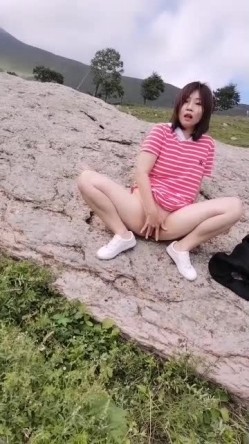 追求自由，不愿在嵴索在大城市，完全释放骚穴，叫声也跟大自然融为一体！ 截图3