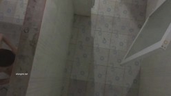 大胆牛人《游泳场简易更衣室偷拍》 ️ 爬上房顶偷拍女泳客更衣淋浴 截图1