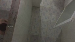 大胆牛人《游泳场简易更衣室偷拍》 ️ 爬上房顶偷拍女泳客更衣淋浴 截图2