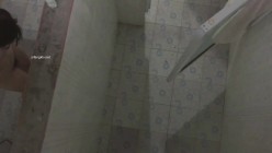 大胆牛人《游泳场简易更衣室偷拍》 ️ 爬上房顶偷拍女泳客更衣淋浴 截图4