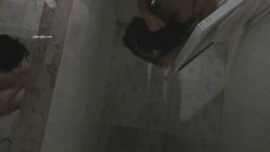 大胆牛人《游泳场简易更衣室偷拍》 ️ 爬上房顶偷拍女泳客更衣淋浴 截图5