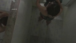 大胆牛人《游泳场简易更衣室偷拍》 ️ 爬上房顶偷拍女泳客更衣淋浴 截图6