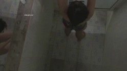 大胆牛人《游泳场简易更衣室偷拍》 ️ 爬上房顶偷拍女泳客更衣淋浴 截图7