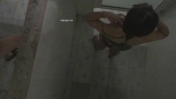 大胆牛人《游泳场简易更衣室偷拍》 ️ 爬上房顶偷拍女泳客更衣淋浴 截图11