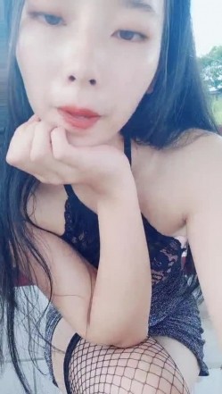 户外小骚妇，激情诱惑！ ️逞中午大家回家吃饭时间，偷偷约炮榜一大哥户外庭内吃鸡打炮 ️哥哥你怎么没穿内裤啊，好坏哟！ 截图6