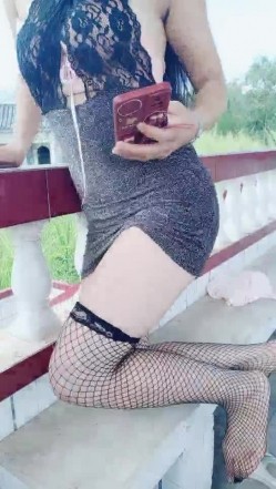 户外小骚妇，激情诱惑！ ️逞中午大家回家吃饭时间，偷偷约炮榜一大哥户外庭内吃鸡打炮 ️哥哥你怎么没穿内裤啊，好坏哟！ 截图14