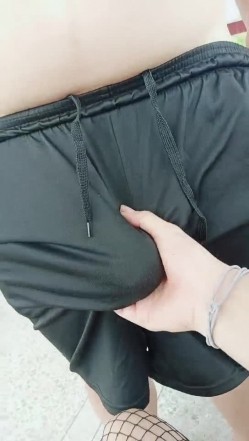 户外小骚妇，激情诱惑！ ️逞中午大家回家吃饭时间，偷偷约炮榜一大哥户外庭内吃鸡打炮 ️哥哥你怎么没穿内裤啊，好坏哟！ 截图15