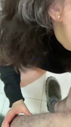 超顶反差婊少妇公务员美熟女【蓝阿姨】厚厚的红唇显得无比性感，口交舌功了得 截图5