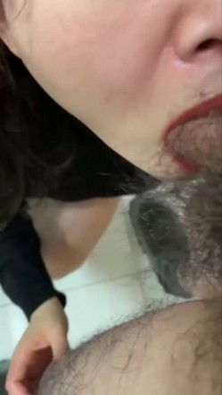 超顶反差婊少妇公务员美熟女【蓝阿姨】厚厚的红唇显得无比性感，口交舌功了得 截图16