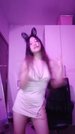 重磅！女神连素颜都美到炸~【鱼妈】自慰狂喷水！无限狂喷~ 这逼又肥又粉，水龙头！ 截图3