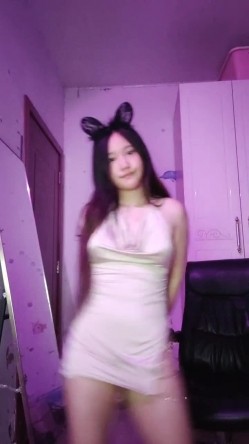 重磅！女神连素颜都美到炸~【鱼妈】自慰狂喷水！无限狂喷~ 这逼又肥又粉，水龙头！ 截图4