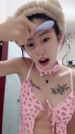 阿黑颜小母狗，舞蹈女学生【06年美少女】道具狂插自慰，首次啪啪 截图8