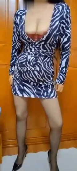 抖音骚逼熟女【哓乐乐】裸舞诱惑，大尺度掰逼展示，道具自慰高潮，挫逼潮喷，熟女爱好者不可错过 截图2
