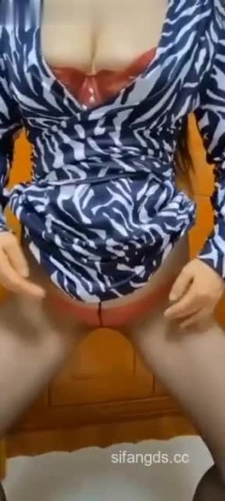 抖音骚逼熟女【哓乐乐】裸舞诱惑，大尺度掰逼展示，道具自慰高潮，挫逼潮喷，熟女爱好者不可错过 截图5