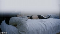摄影大师【少女时代】极品粉色鲍鱼被耻辱按在窗前开窗中出内射 截图6