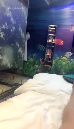 国产山东打桩机【强子】酒店约了个会喷水的骚浪少妇，水声哗哗的，在大屌和手指的抽查下连续喷，屁股都打湿了全是水，欲求不满场面刺激 截图3