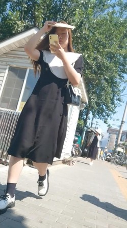 人妻熟女控必备！天生妖娆风骚脸淫荡骚妻【小愤青】露脸性爱自拍视图集，大白天街边车震居家各种啪啪相当反差 截图11