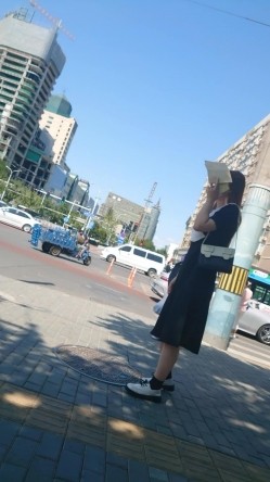 人妻熟女控必备！天生妖娆风骚脸淫荡骚妻【小愤青】露脸性爱自拍视图集，大白天街边车震居家各种啪啪相当反差 截图14