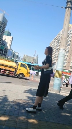 人妻熟女控必备！天生妖娆风骚脸淫荡骚妻【小愤青】露脸性爱自拍视图集，大白天街边车震居家各种啪啪相当反差 截图15