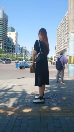 人妻熟女控必备！天生妖娆风骚脸淫荡骚妻【小愤青】露脸性爱自拍视图集，大白天街边车震居家各种啪啪相当反差 截图16