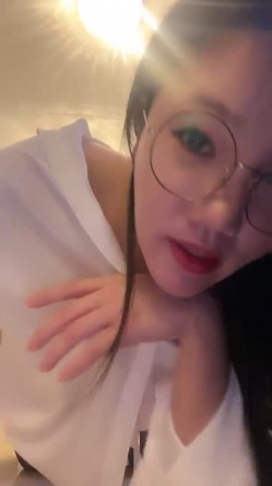 新人！御姐下海！好漂亮好性感，【丝袜控】，20岁湖南小美女，眼镜控的兄弟不要错过，嘟嘴抠逼，流鼻血了 截图2