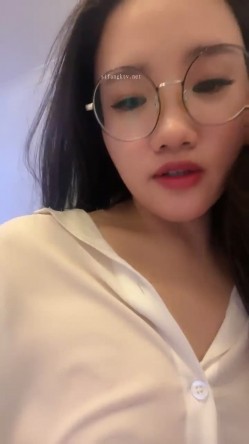 新人！御姐下海！好漂亮好性感，【丝袜控】，20岁湖南小美女，眼镜控的兄弟不要错过，嘟嘴抠逼，流鼻血了 截图9