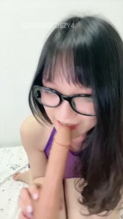 ️新人眼镜校花 十个眼镜九个骚 闷骚型丝袜大长腿舌钉口爆啪啪 截图1