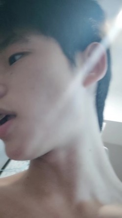 小哥风骚女友，全程露脸让小哥双指抠逼干的哇哇叫，激情上位压在身下爆草抽插，内射中出掰开给狼友看小洞洞 截图2