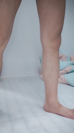 小哥风骚女友，全程露脸让小哥双指抠逼干的哇哇叫，激情上位压在身下爆草抽插，内射中出掰开给狼友看小洞洞 截图8