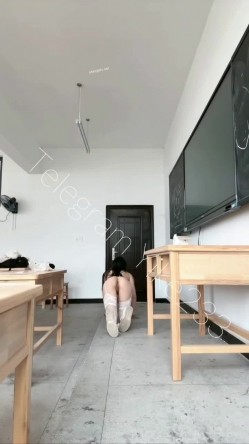 重磅！极品大奶清纯女神【小罗老师、旖可】付费露脸视图，露出裸舞性爱调教，年纪虽轻却很反差 截图10