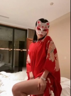 美术老师兼秀人网女神模特【一颗甜蛋黄a】土豪私人订制露三点假屌自慰反差类型的宝藏女孩 截图8