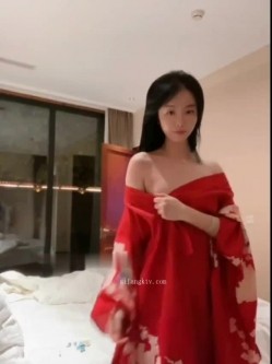 美术老师兼秀人网女神模特【一颗甜蛋黄a】土豪私人订制露三点假屌自慰反差类型的宝藏女孩 截图10