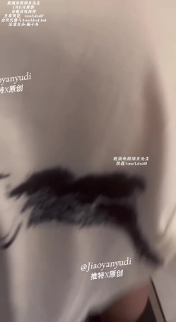 极品丝袜淫妻，夫妇原创性爱记录「寻欢作乐」《偷人》到邻居家帮忙修水管，妖娆娇美人妻，实在难扛得住她的诱惑，厨房传来娇喘的呻吟 截图1