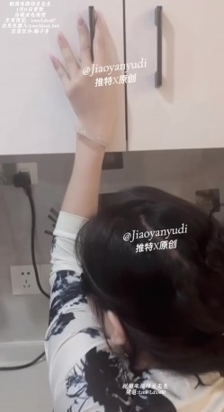 极品丝袜淫妻，夫妇原创性爱记录「寻欢作乐」《偷人》到邻居家帮忙修水管，妖娆娇美人妻，实在难扛得住她的诱惑，厨房传来娇喘的呻吟 截图9