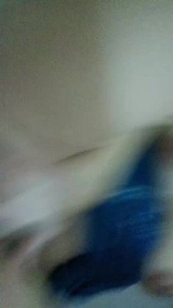 颜值不错的良家小少妇偷偷的在浴室陪狼友骚，满足狼友的要求互动撩骚淫声荡语，揉奶玩逼道具抽插爽瘫在地上 截图4