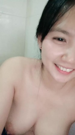 颜值不错的良家小少妇偷偷的在浴室陪狼友骚，满足狼友的要求互动撩骚淫声荡语，揉奶玩逼道具抽插爽瘫在地上 截图7