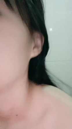 颜值不错的良家小少妇偷偷的在浴室陪狼友骚，满足狼友的要求互动撩骚淫声荡语，揉奶玩逼道具抽插爽瘫在地上 截图13