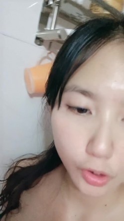 颜值不错的良家小少妇偷偷的在浴室陪狼友骚，满足狼友的要求互动撩骚淫声荡语，揉奶玩逼道具抽插爽瘫在地上 截图15