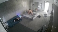 黑客破解家庭网络摄像头偷拍住毛坯房的年轻情侣疯狂做爱有时一天做爱几次 截图7